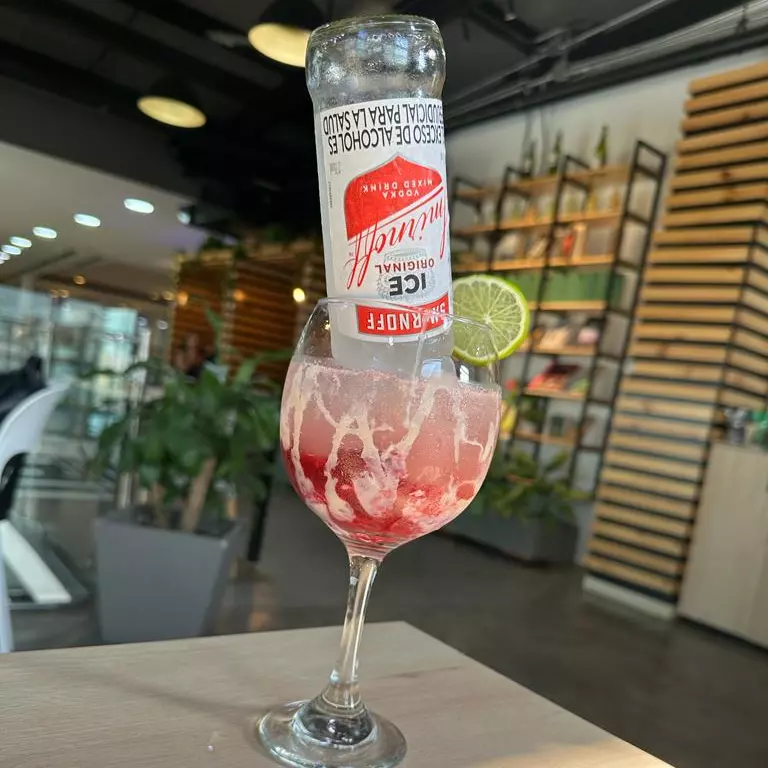 COCTEL DE SMIRNOFF CON FRUTOS ROJOS