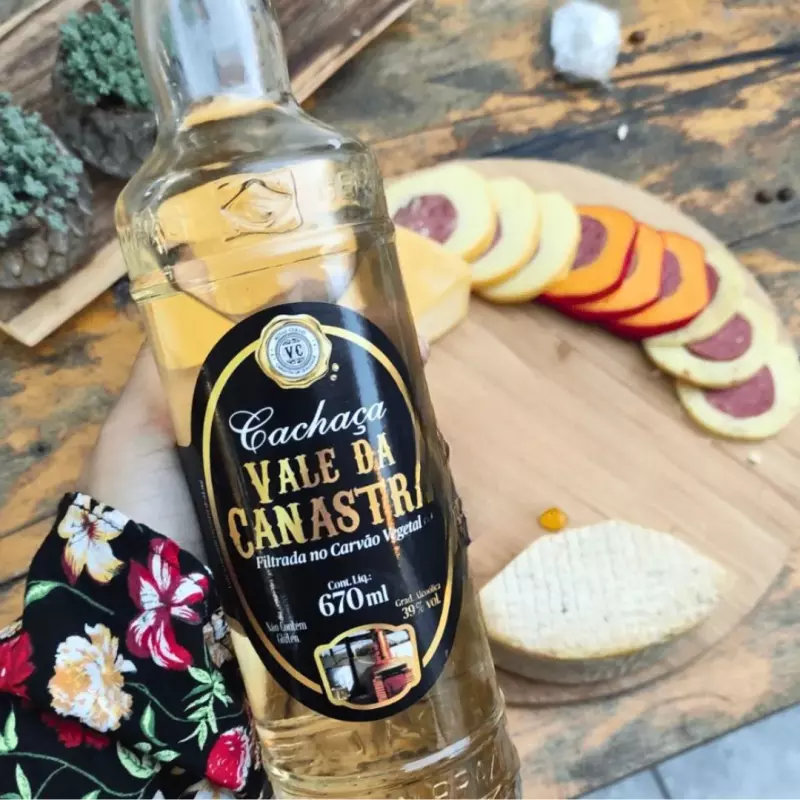 Cachaça Vale da Canastra ouro -670ml