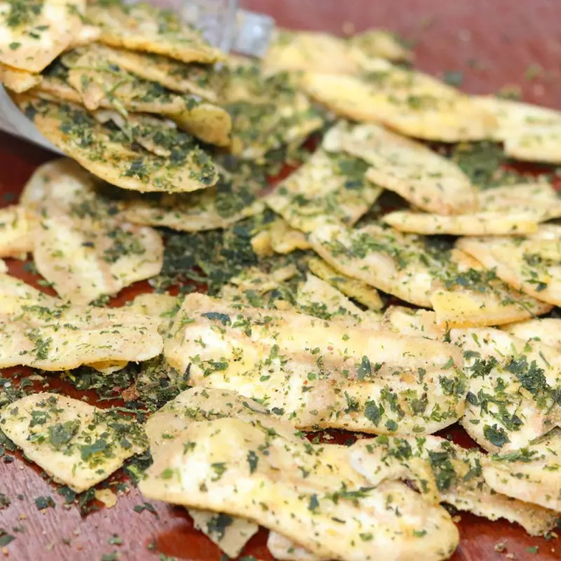 Chips de banana cebola e salsa