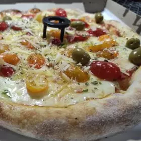 • Pizza Tomates Cherrys y Provolone