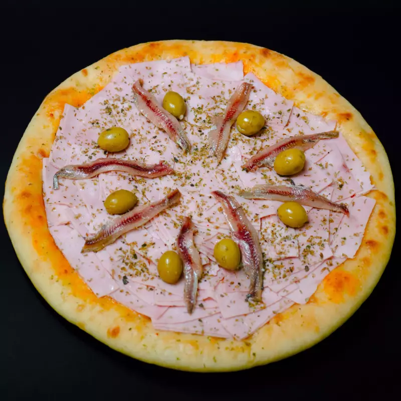 MUZZARELLA CON JAMÓN Y ANCHOAS🍕