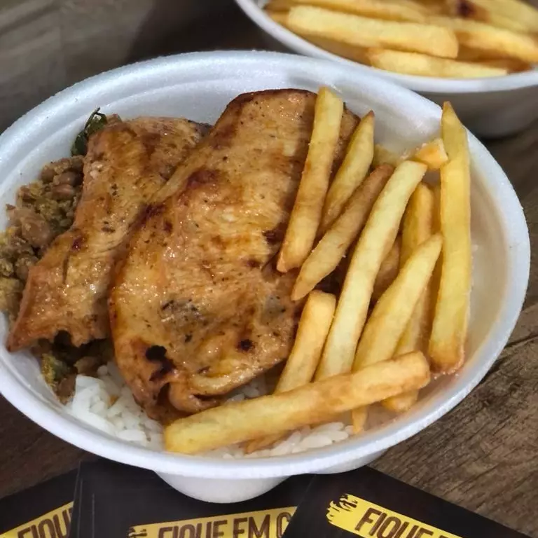 FRANGO GRELHADO COM FRITAS