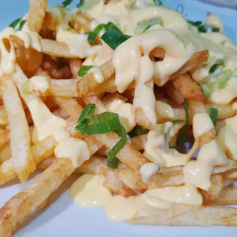 Papas fritas con cheddar