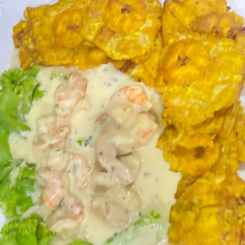 Mofongo de Camarones en salsa becham
