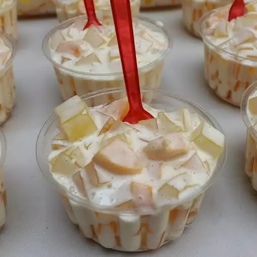 Duraznos con gelatina y crema