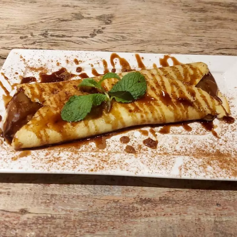 Panqueca com doce de leite e calda de chocolate