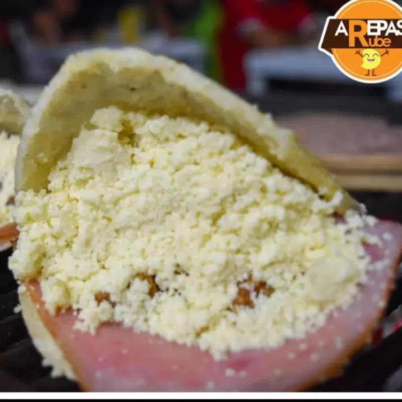 AREPA DE MORTADELA Y QUESO