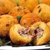 BOLINHO DE MANDIOCA COM CARNE SECA