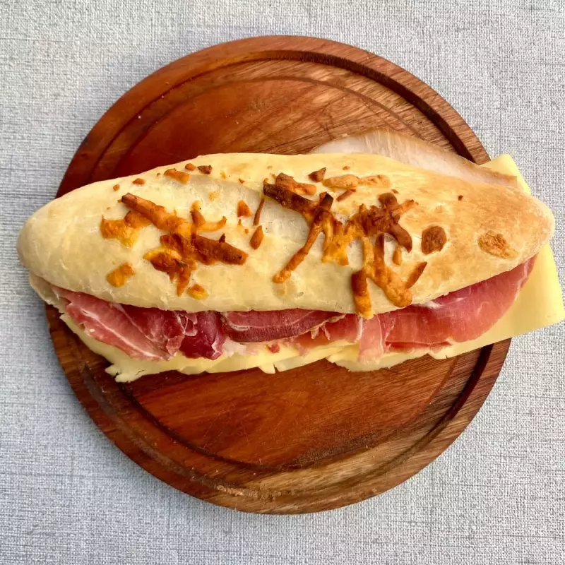 Sanguche de jamon crudo y queso.