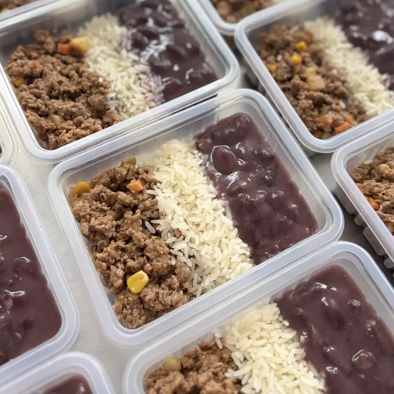 Feijão e guisado de carne moida