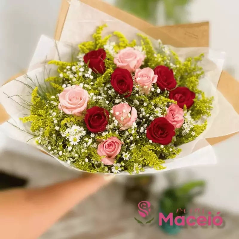 Buquê com 12 rosas mistas