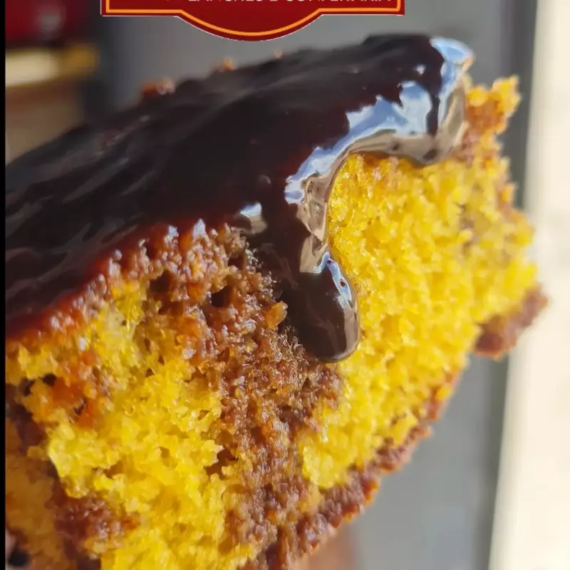 Bolo de cenoura com cobertura