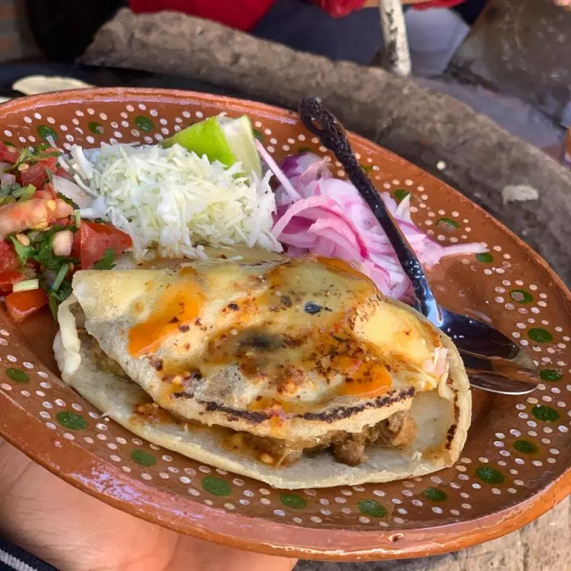 Gordita rellena de queso y carne