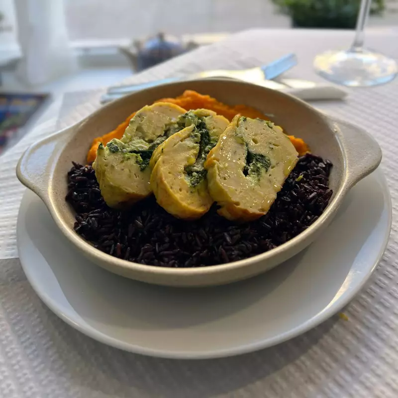 Rolo de Frango Recheado com Queijo