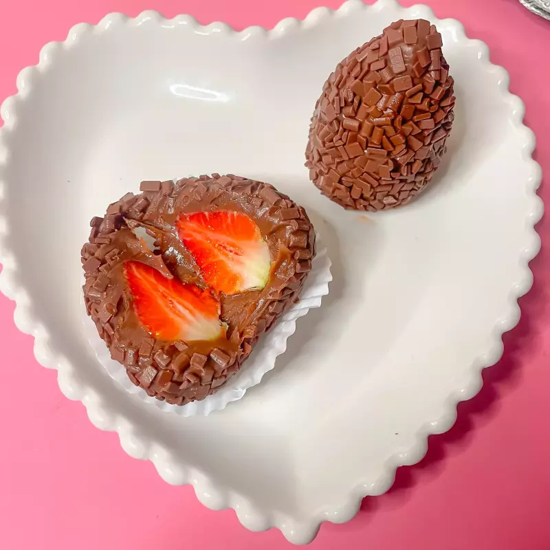 Coxinha de Morango Chocolate Branco