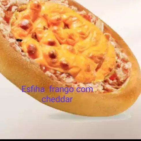 Esfiha de frango com cheddar