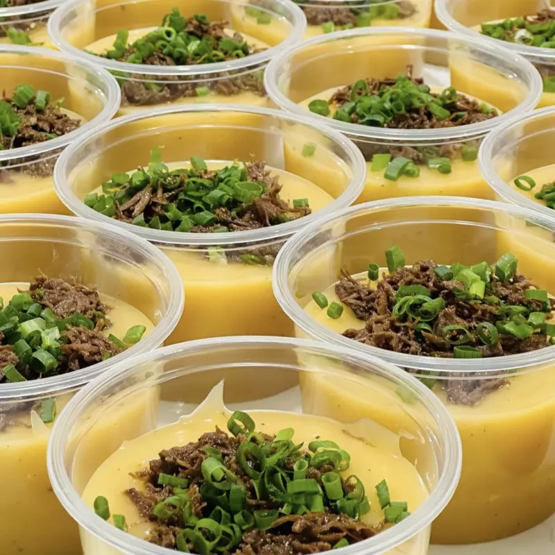 Caldo de Mandioca c/ Carne Desfiada