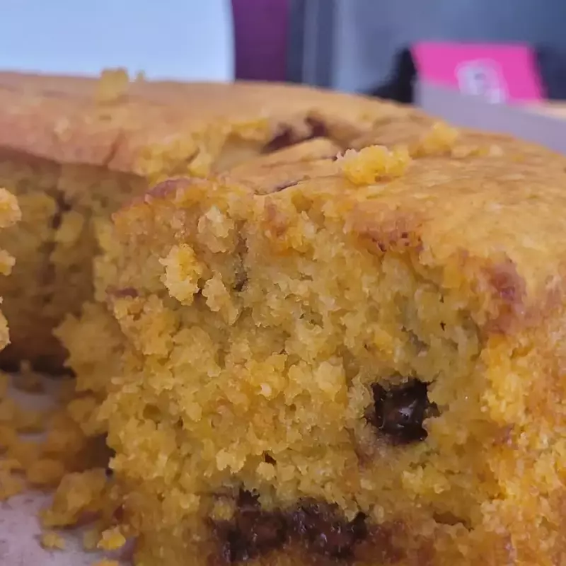 BOLO DE CENOURA COM GOTAS