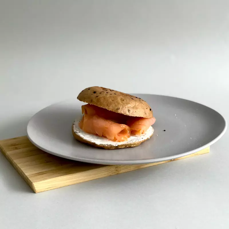 BAGEL SALMON,VEGETARIAN+ CAFE O AGUA