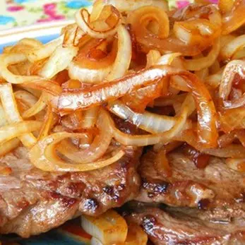Bife acebolado