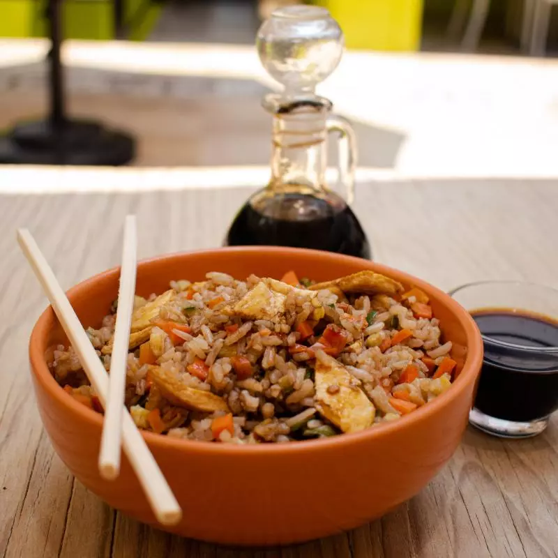 Yakimeshi de pollo
