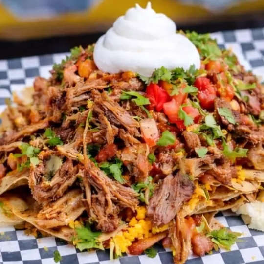 Beef Brisket Cheese Nachos ó Papas