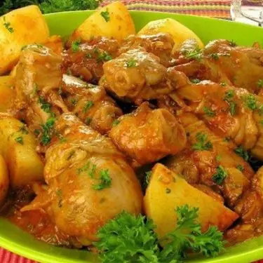FRANGO AO MOLHO COM AÇAFRÃO