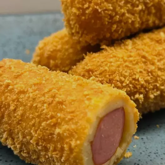Enrolado de salsicha com queijo