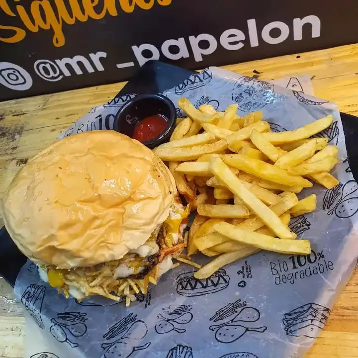 2 HAMBURGUESAS + PAPAS + BEBIDAS
