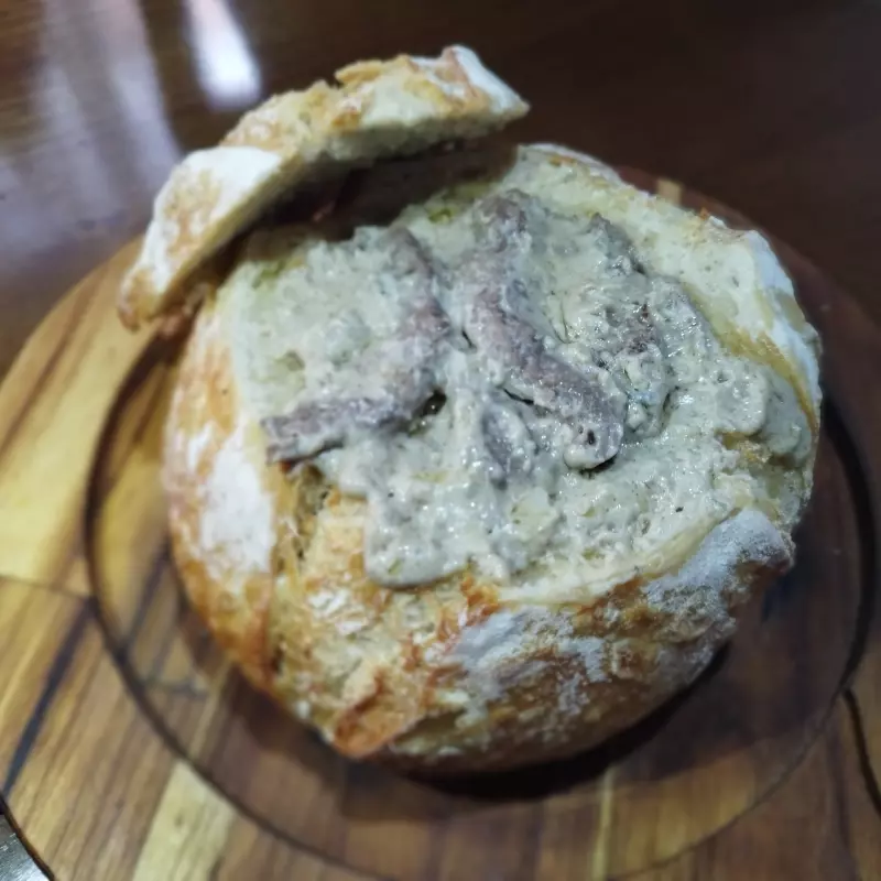 Alcatra ao Molho gorgonzola no pão