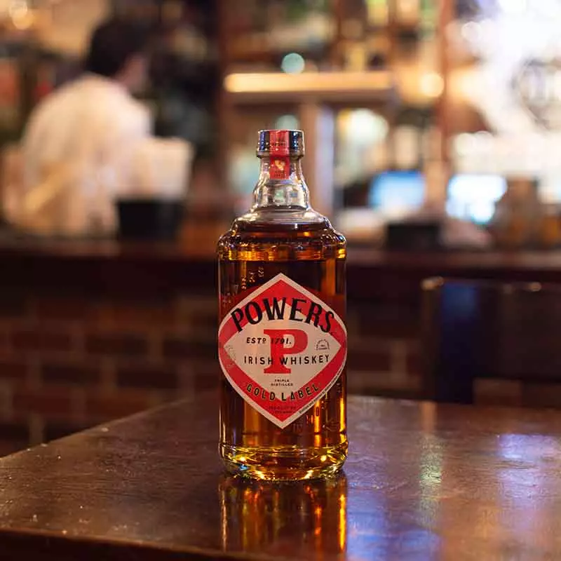 Trago de Powers Gold Label