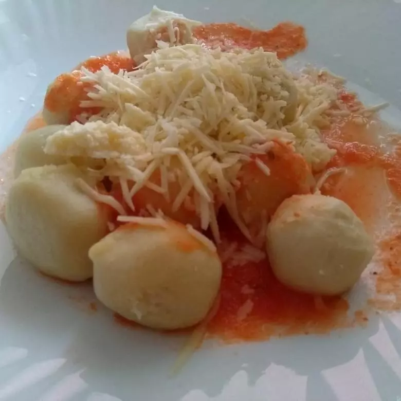 Nhoque Recheado com Queijo ao Sugo