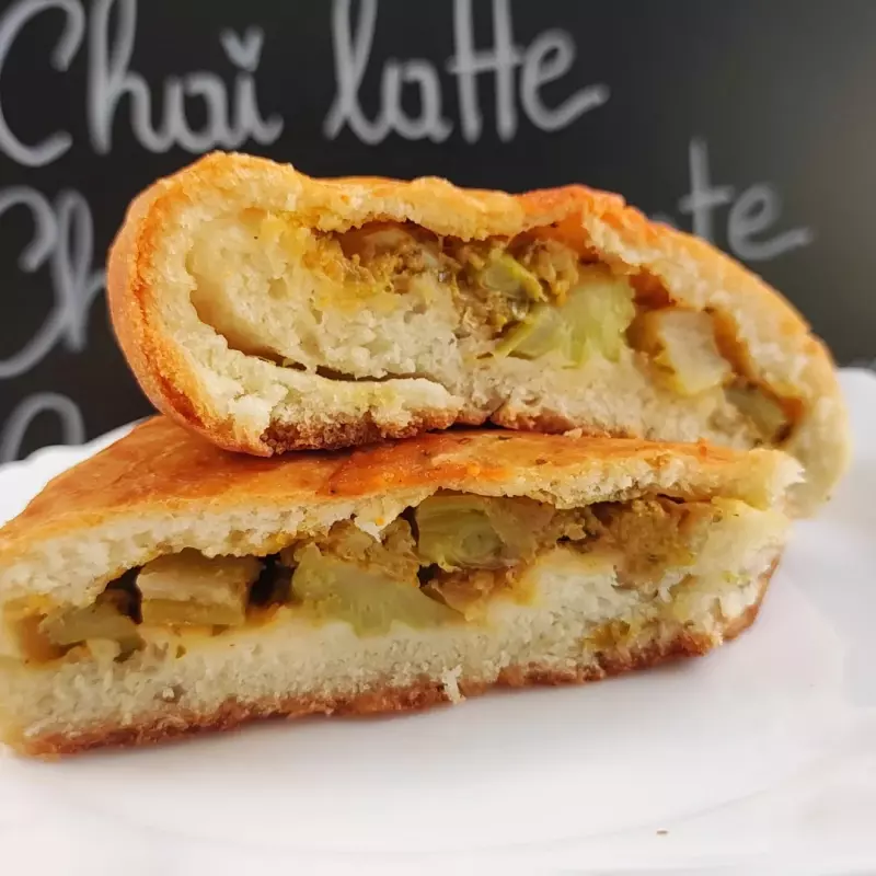 Esfiha grande de brócolis e cheddar