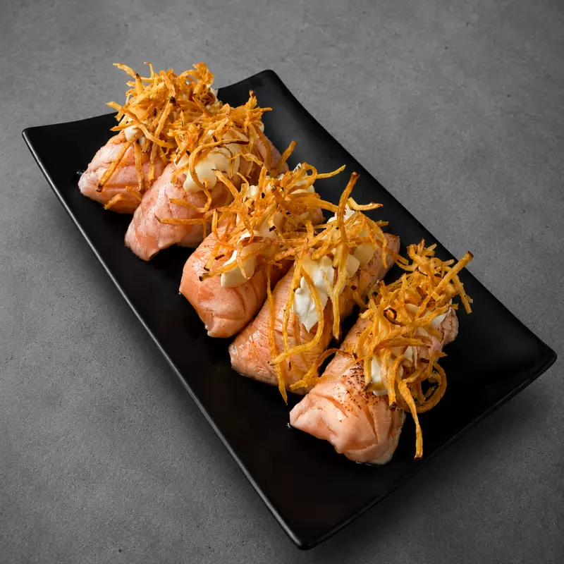 Niguiri de Salmão maçaricado especia