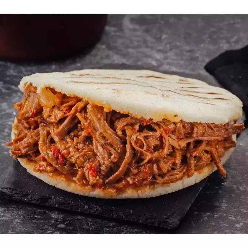 arepa carne desmechada