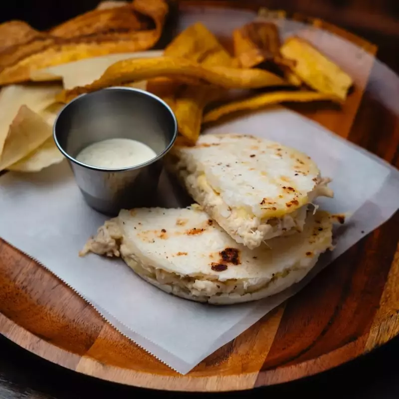 Arepa rellena de pollo y queso