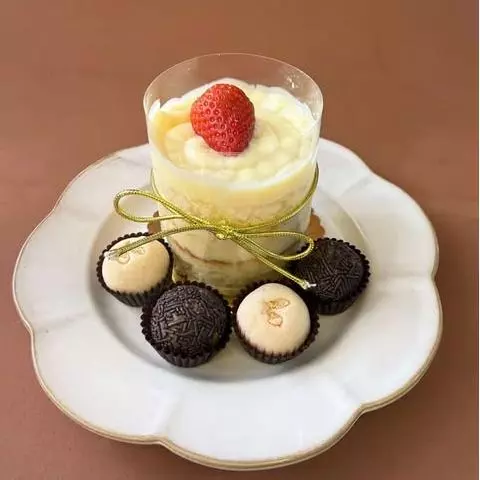 MINI NAKED CAKE + 4 BRIGADEIROS