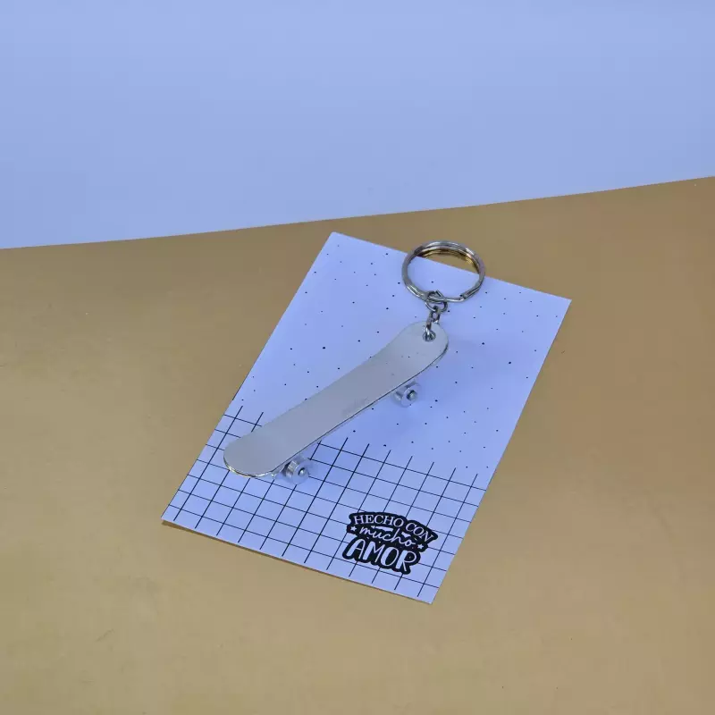 Cartón llavero Patineta