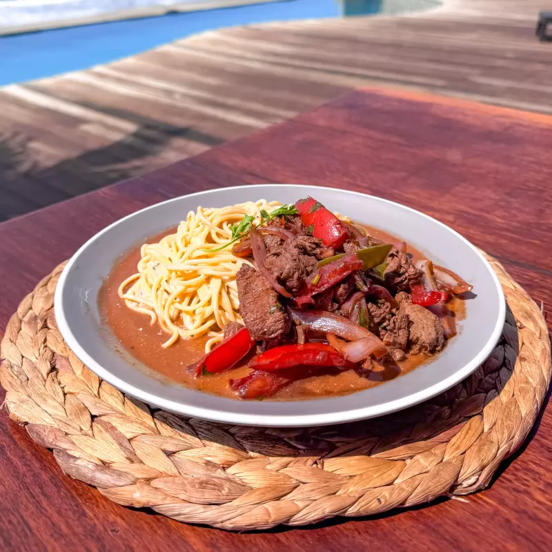 Lomo saltado con spaguetti