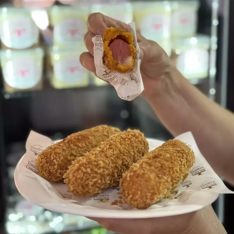 Enroladinho de salsicha com queijo