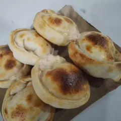 12 EMPANADAS DE JAMON Y QUESO