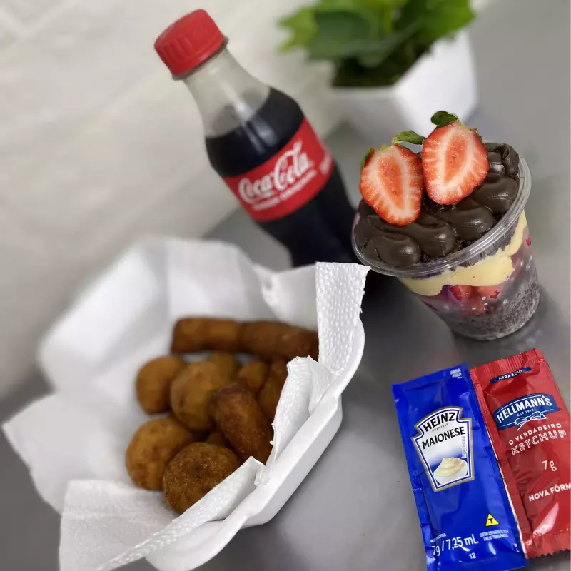 Bolo no copo+12 salgado+Refri 220 ml