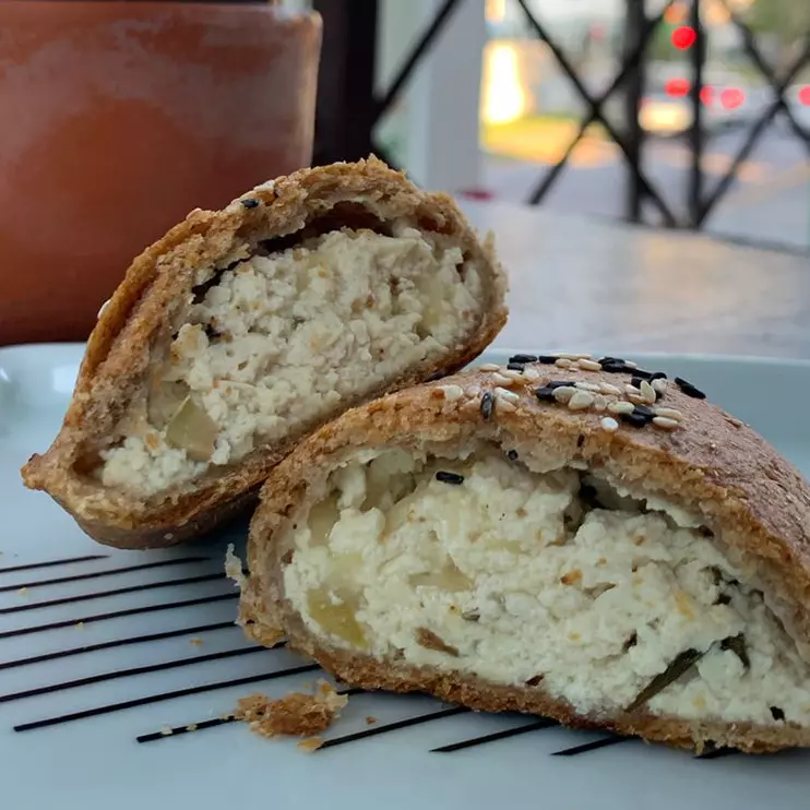 Pastel assado de tofu temperado