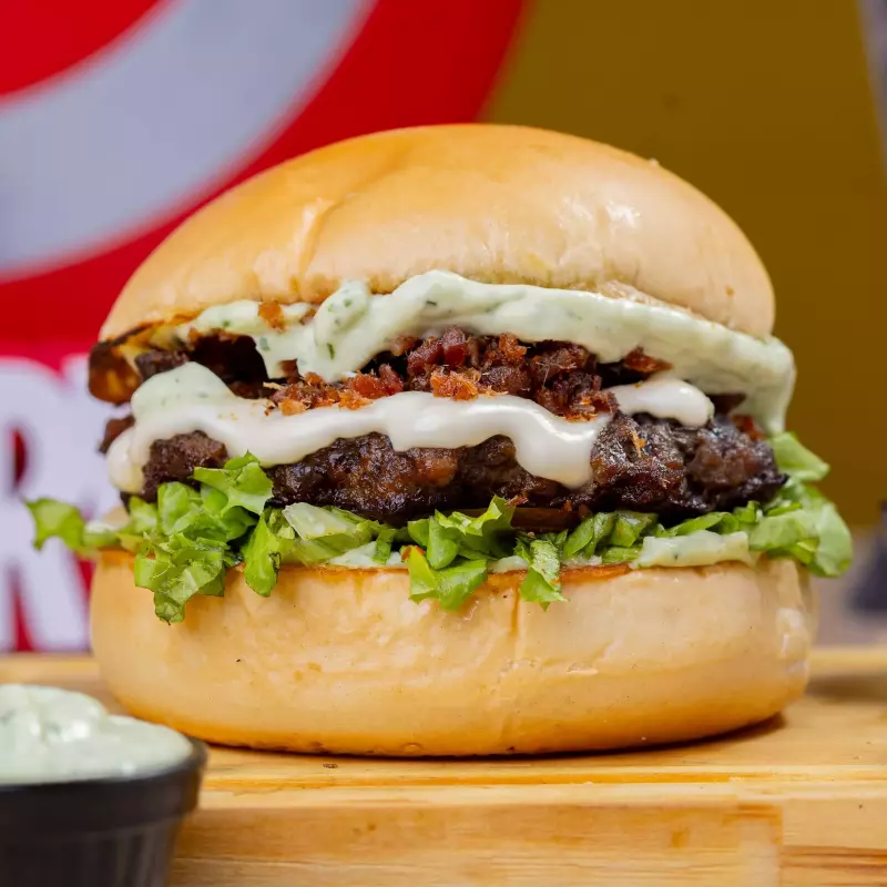 FEITICEIRA ESCARLATE