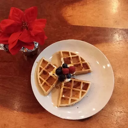Waffles con frutos rojos y helado