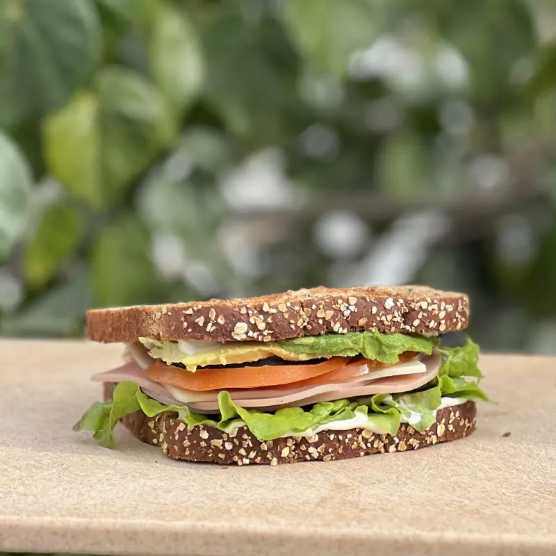 Sándwich de jamón con queso