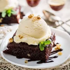 Brownie con helado