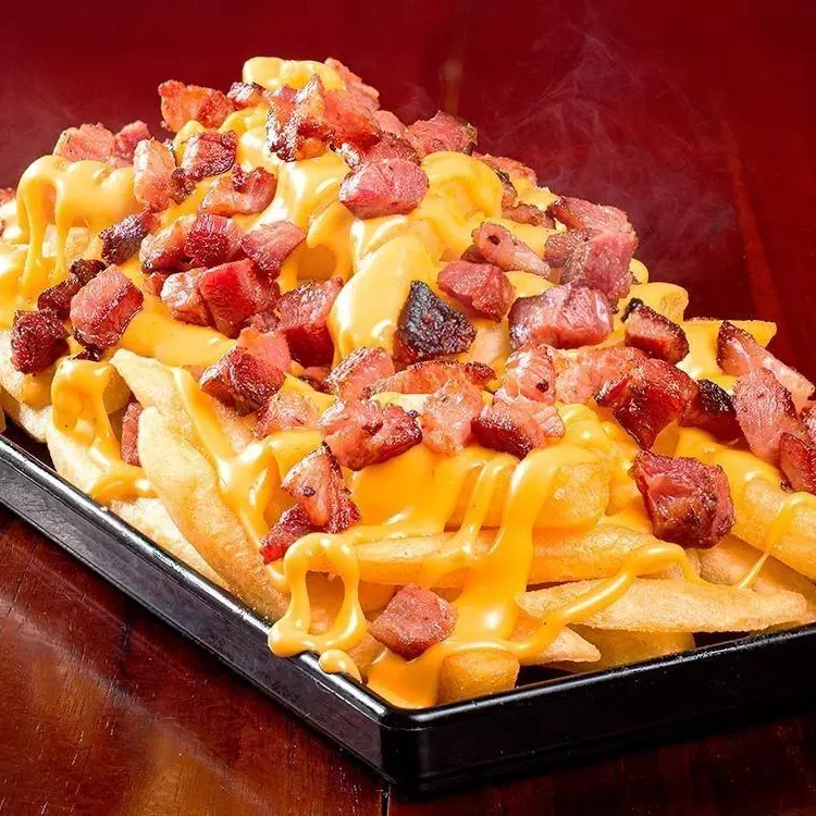 Batata Frita com cheddar e bacon