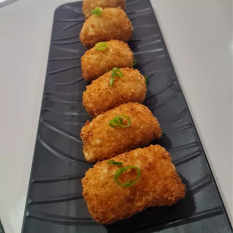 Bolinho de salmão recheado