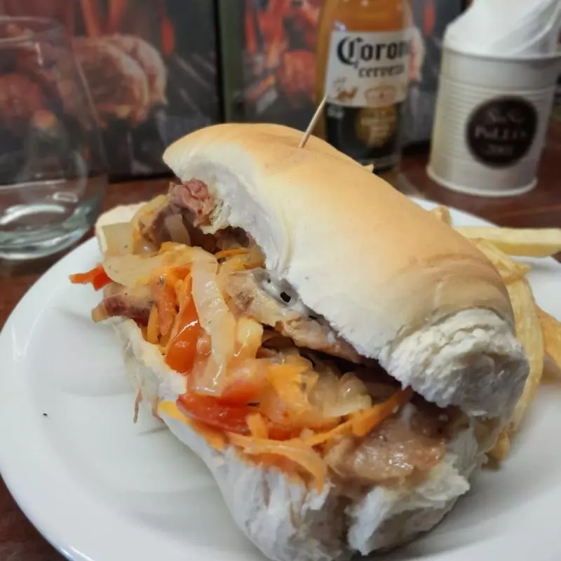 Sándwich de bondiola con fritas